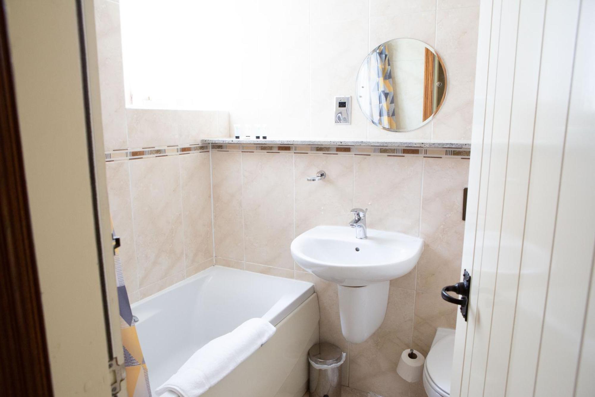 Готель Coach House Bentham Екстер'єр фото