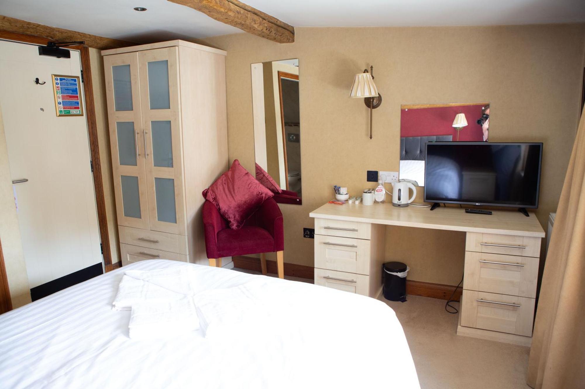 Готель Coach House Bentham Екстер'єр фото